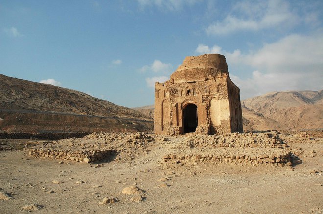 <strong>Antično mesto Kalhat (Oman)</strong><br />
Na vzhodu Omana leži mesto, obkroženo z notranjimi in zunanjimi zidovi. Šlo je za večje pristanišče, ki je rastlo med 11. in 15. stoletjem, v obdobju princev Hormuzov. Mesto priča o pestri trgovini med Ar