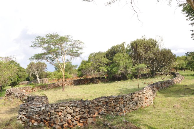 <strong>Thimlich Ohinga (Kenija)</strong><br />
V bližini Viktorijinega jezera v Keniji je ohranjena naselbina iz 16. stoletja, ki prikazuje, kako so zaščitili ljudi in živino. Je največja in najlepše ohranjena. FOTO: Ephraim Mwangi