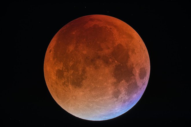 Luna se ob mrku obarva rdečkasto. FOTO. Dominique Dierick, Nasa Dodi