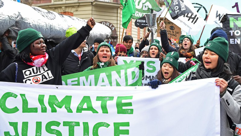 Fotografija: Temeljni cilj podnebne konference je sprejetje pravil za izvajanje pariškega podnebnega sporazuma, a so razvite države še daleč od izpolnitve danih obljub, na kar opozarjajo številni protestniki. Foto AFP