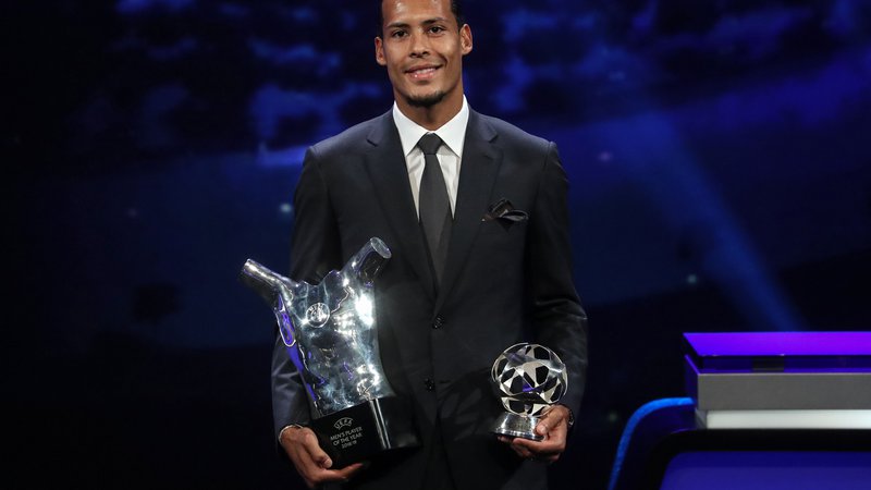 Fotografija: Liverpool's Dutch defender Virgil van Dijk poses with his trophies of Best Men's player in Europe of the Year and Best Defender at the end of the UEFA Champions League football group stage draw ceremony in Monaco on August 29, 2019. (Photo by Valery HACHE / AFP) Foto Valery Hache Afp