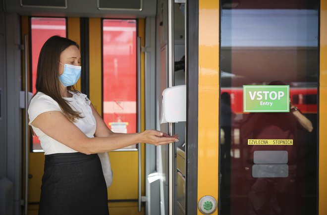 Potniki na vlakih in avtobusih si bodo morali obvezno razkužiti roke in nositi zaščitno masko. FOTO: Jože Suhadolnik/Delo