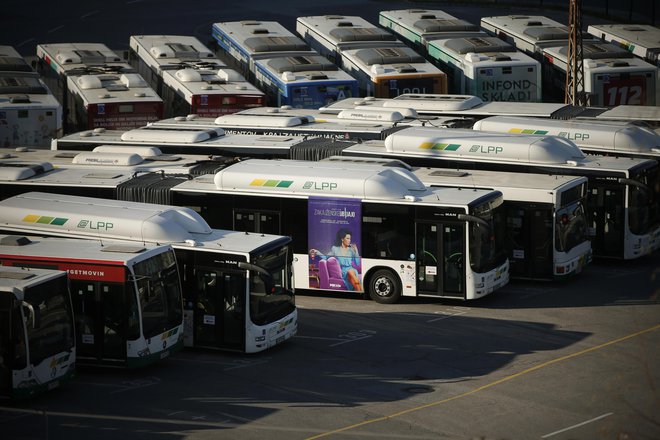 Mestni avtobusio so v remikzah stali osem tednov. FOTO: Jure Eržen/Delo
