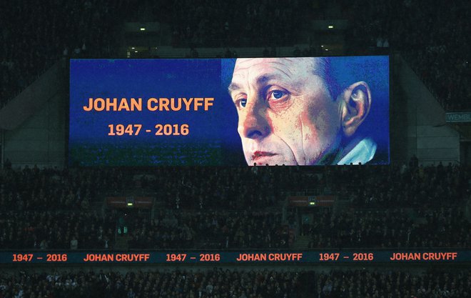 Na Wembleyju so leta 2016 po 14 minutah prijateljske tekme med Anglijo in Nizozemsko zaploskali umrlemu Johanu Cruyffu. FOTO: Reuters