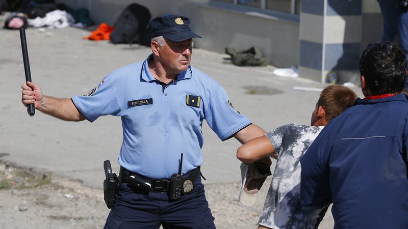 Fotografija: O surovosti hrvaške policije poročajo tudi svetovni mediji. FOTO: Laszlo Balogh/Reuters