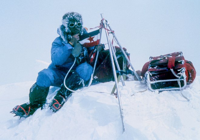 Andrej Štremfelj na vrhu Everesta leta 1979 FOTO: Nejc Zaplotnik