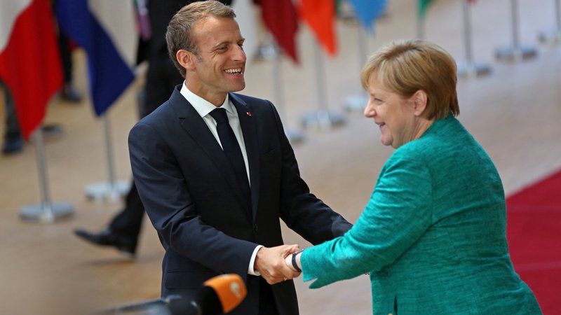 Fotografija: Francoski predsednik in nemška kanclerka se bosta danes srečala v Marseillu. FOTO: Reuters