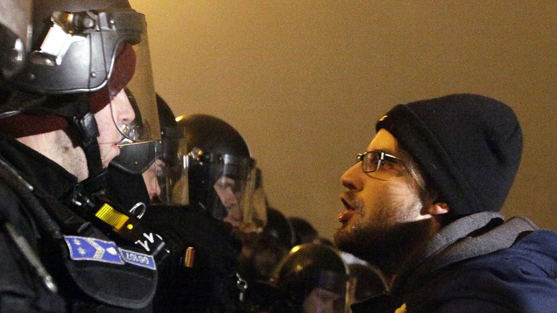 Fotografija: Policisti trdijo, da so bili protestniki nasilni, kar pa ne velja za vse. FOTO: AFP