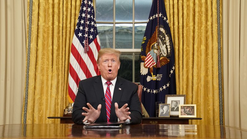 Fotografija: Donald Trump je v prvem televizijskem nagovoru države poskušal prepričati javnost, da podpre njegove zahteve za gradnjo zidu na južni meji. FOTO: AFP