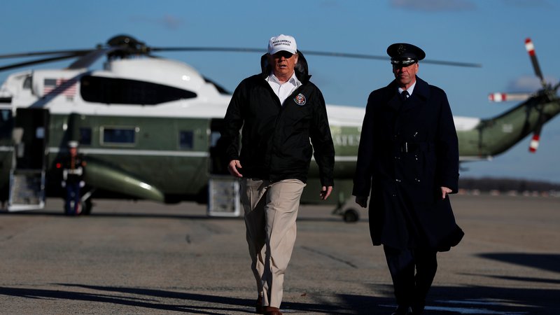 Fotografija: Donald Trump (levo) je sporočilo o varnostni krizi širil med obiskom obmejnega območja v Teksasu. FOTO: Reuters