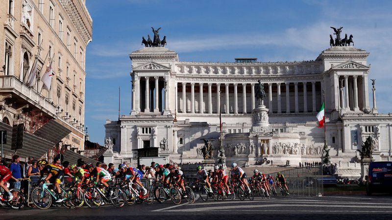 Fotografija: Če živiš v senci rimskega »oltarja domovini« in podobnih marmornatih spomenikov, je lahko nostalgija po nekdanji nacionalni slavi privlačno zatočišče pred zapletenimi problemi sedanjosti. FOTO: Alessandro Garofalo/Reuters