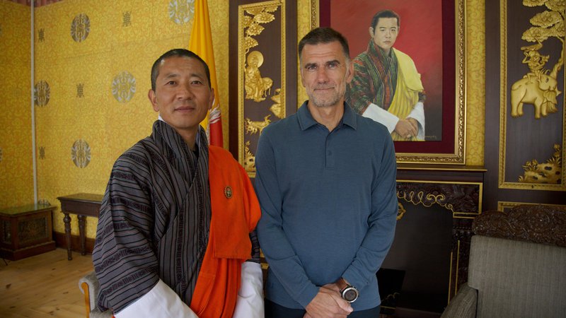 Fotografija: Predsednik butanske vlade Lotay Tshering in Matevž Lenarčič v vladni stavbi. FOTO: Amir Muratović