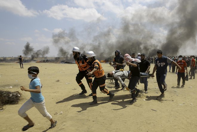Krvavi protesti palestinskih upornikov z izraelskimi oblastmi na meji z Gazo pred odprtjem ameriškega veleposlaništva v Jeruzalemu. FOTO: Adel Hana/AP
