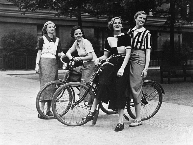 Nekatere ženske so v tistem času že delovale javno, kolesarjenje pa jih je nekoliko kasneje poneslo do večje emancipacije. FOTO: Shutterstock