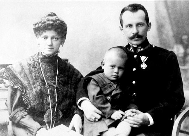 ▶ Mali Karol Józef Wojtyła s starši. FOTO: Dokumentacija Dela