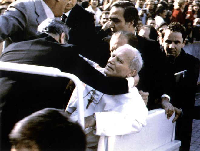 Na Trgu svetega Petra je Janeza Pavla II. 13. maja 1981 v trebuh večkrat ustrelil turški atentator Mehmet Ali Ağca. FOTO: Reuters