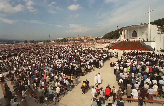 ▶ V Mariboru je priljubljenega Poljaka pričakalo 200.000 ljudi, največja množica, ki se je kdaj zbrala v Sloveniji. FOTO: Tomi Lombar