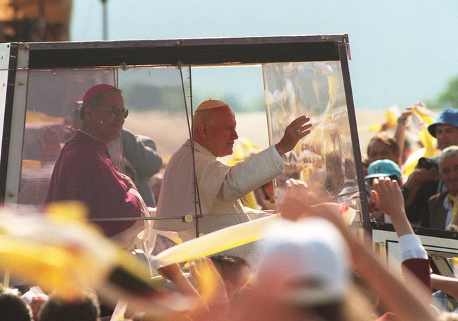 Papež 'ma vas rad! na 76. rojstni dan v Postojni. FOTO: Igor Mali