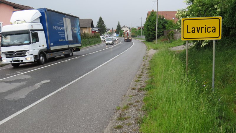 Fotografija: Na celotnem odseku Dolenjske ceste domačini opažajo manj prometa in tudi zato nasprotujejo projektu. FOTO: Bojan Rajšek/Delo