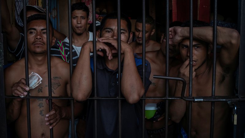 Fotografija: Zaporniške celice zaradi prenatrpanosti pokajo po šivih. FOTO: Adrees Latif/Reuters