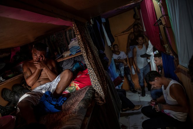 Le vsak dvajseti zapornik spi na postelji. FOTO: Adrees Latif/Reuters