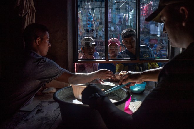 Čakanje na obrok. FOTO: Adrees Latif/Reuters