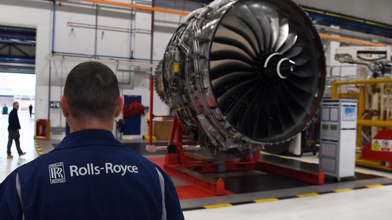 Fotografija: Odpuščanja bodo verjetno prizadela tudi zaposlene v Rolls-Royceovi tovarni letalskih motorjev v Derbyju v Veliki Britaniji, ki je na posnetku. FOTO: Pool New/Reuters