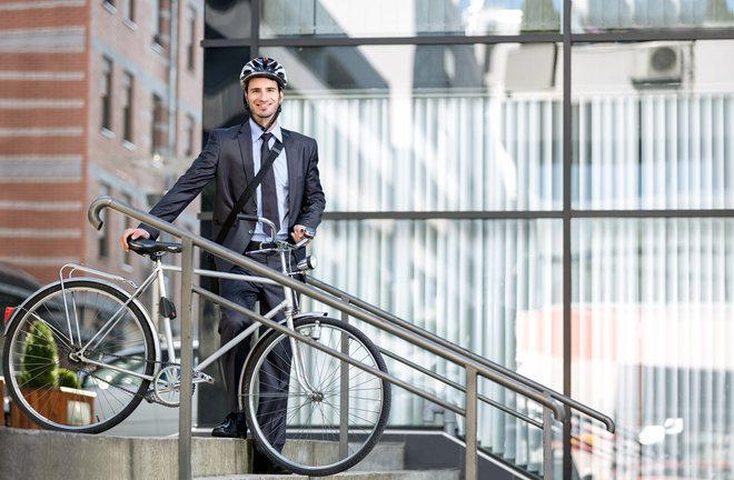 S kolesarsko čelado tudi v službo. FOTO: Shutterstock