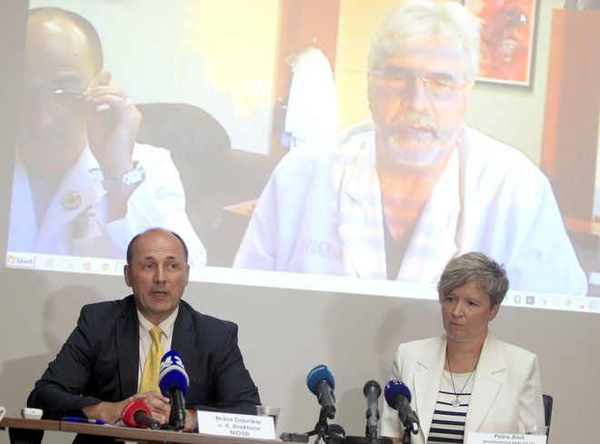 Brane Dobnikar in Petra Ale na tiskovni konferenci ministrstva za zdravje.  FOTO: Roman Šipić/Delo.