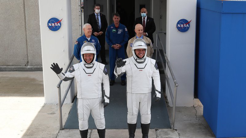 Fotografija: Bob Behnken in Doug Hurley bosta člana prve posadke v zgodovini, ki bo v vesolje poletela s komercialno raketo zasebne vesoljske družbe Elona Muska. Foto: Joe Raedle/Afp