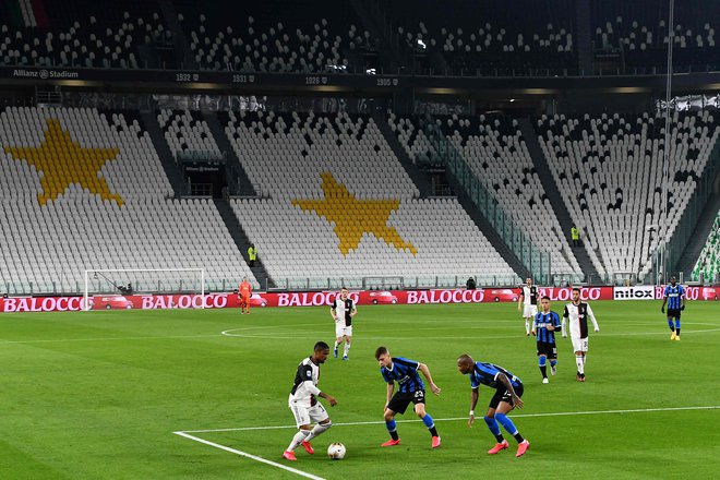 Tudi v Italiji bodo naslednje tekme igrali na praznih štadionih, kakršen je bil nazadnje Juventusov ob obisku Brescie. FOTO: AFP