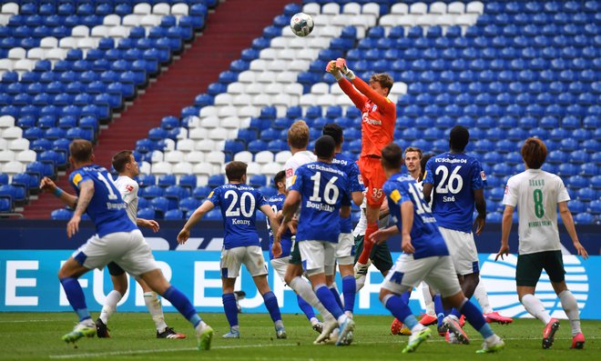 Tekma med Schlalkejem (v modrih dresih) in Werderjem je prinesla razburljiv boj, zmagovalca pa je odločil gol Bremenčanov v 1. polčasu. FOTO: AFP
