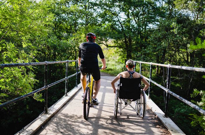 Z vsakodnevnim sprehodom ali vožnjo z vozičkom lahko invalidi lahko veliko naredijo zase. FOTO: Shutterstock