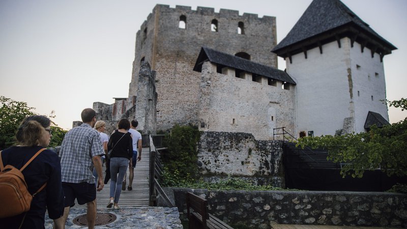 Fotografija: Mali oder na celjskem Starem gradu je med romanskim in gotskim ­palacijem. Da bodo zadostili vsem priporočilom NIJZ glede razdalje med gledalci, bo teh največ 50. FOTO: Rok Mlinar