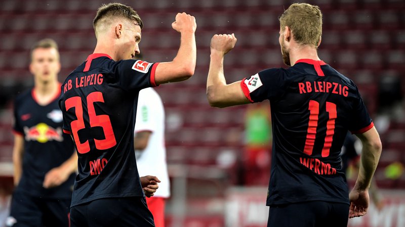 Fotografija: Takole sta se veselila zmage Leipziga njegova aduta Dani Olmo in Timo Werner. FOTO: Reuters