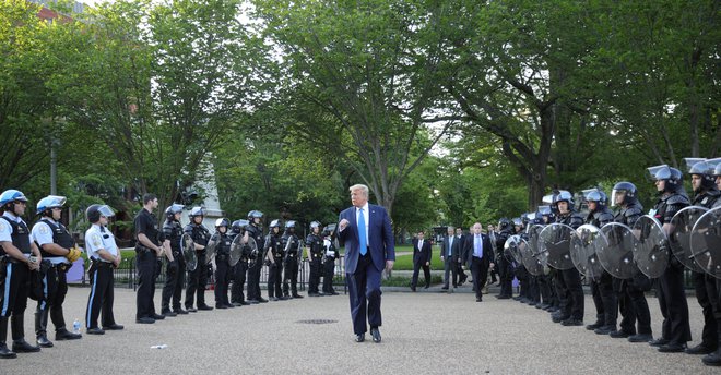 Donald Trump se po Popovichevem mnenju skriva za oboroženimi silami, namesto da bi stopil pred ljudstvo. FOTO: Reuters