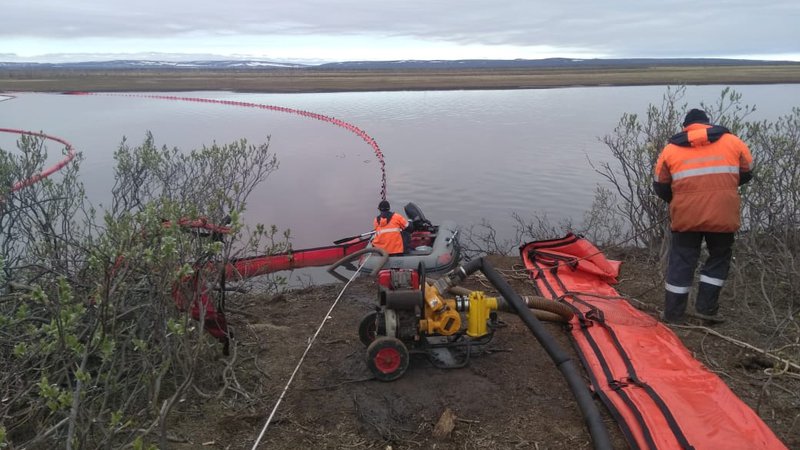 Fotografija: Reševalci poskušajo zajeziti nafto, ki se je izlila iz termoelektrarne blizu mesta Norilsk. Foto: Reuters