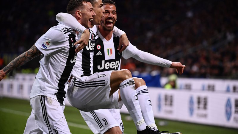 Fotografija: Pred nadaljevanjem italijanskega prvenstva so na vrhu lestvice nogometaši Juventusa iz Torina. FOTO: AFP