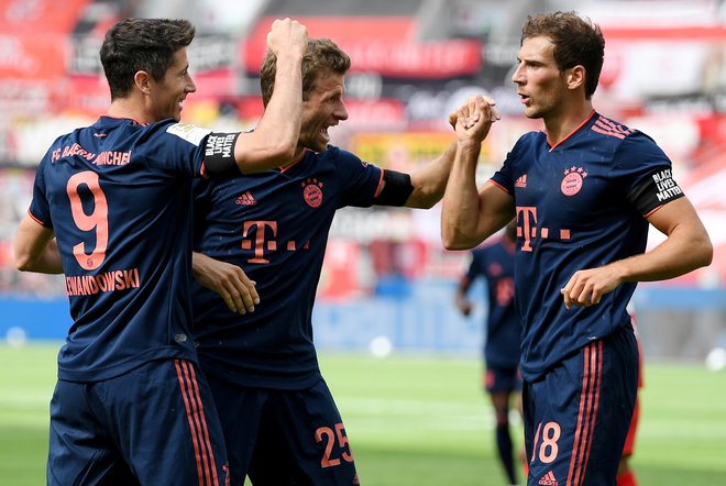 Tako so se nove zmage razveselili Bayernovi aduti Robert Lewandowski, Thomas Müller in Leon Goretzka. FOTO: Reuters