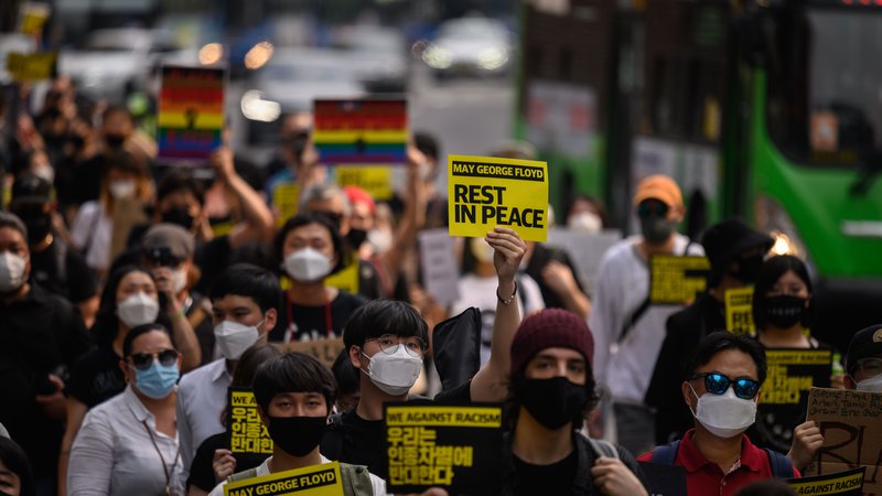 Fotografija: Protestniki so danes v prestolnici Južne Koreje izrazili podporo žrvam rasizma in polcijskega nasilja v ZDA. FOTO: Ed Jones/AFP