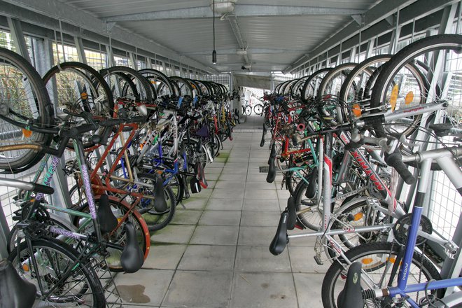 Urejenih kolesarnic in drugih prostorov za zaposlene, ki kolesarijo, nima veliko podjetij. FOTO: Igor Zaplatil