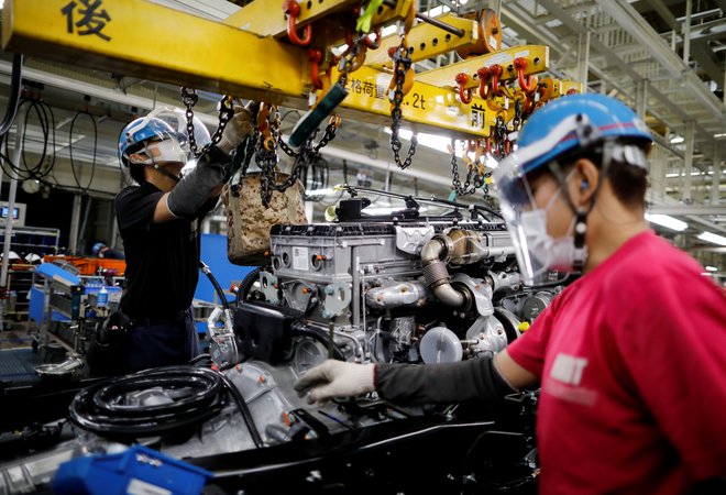 Mogoč je tudi scenarij vrnitve proizvodnje v velike države, mednarodne verige vrednosti pa se bodo krčile. FOTO: Issei Kato/Reuters