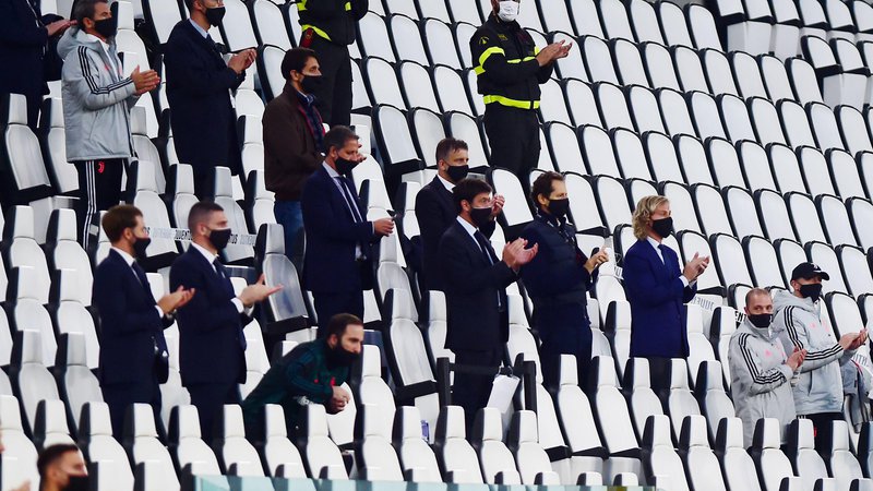 Fotografija: Tudi Juventusov vodstveni štab na čelu spredsednikom Andreo Agnellijem in podpredsednikom Pavlom Nedvedom je moral upoštevati stroga varnostna pravila in je povratni polfinalni dvoboj italijanskega pokala spremljal s tribune skupaj z drugimi člani moštva. FOTO: Reuters
