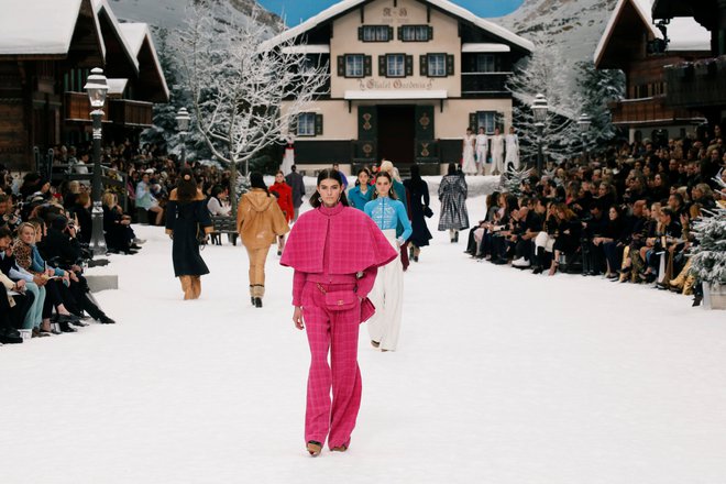 Najnovejša Chanelova kolekcija tvidastih suknjičev in smučarskih pletenin in hkrati zadnja Lagerfeldova Foto Reuters