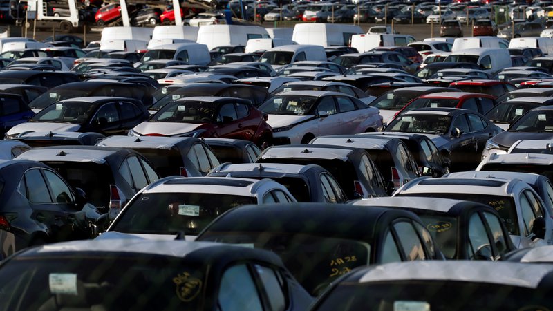Fotografija: Različne velike evropske države uvajajo subvencije za zagon avtomobilske prodaje. FOTO: Pascal Rossignol / Reuters