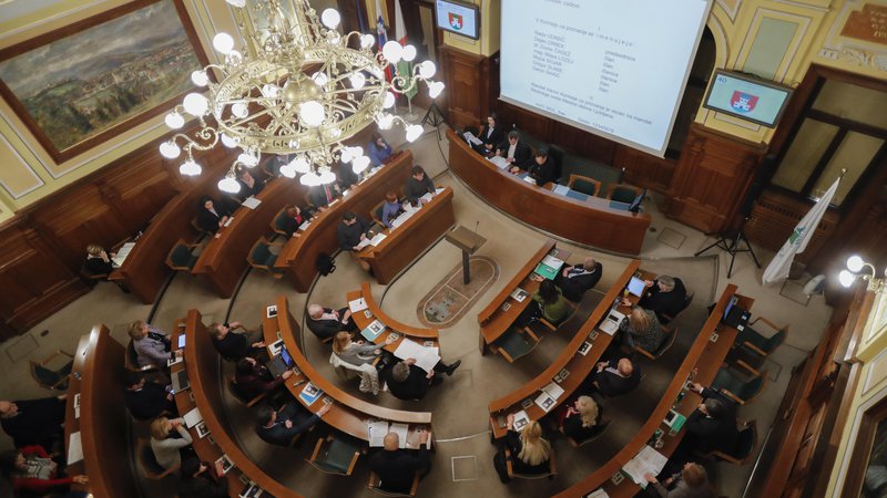 Fotografija: Mestni svetniki so razpravljali o zaključnem računu za leto 2019 in rebalansu tekočega proračuna. FOTO: Uroš Hočevar/Delo