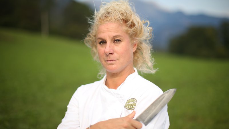 Fotografija: Ana Roš je prva dama slovenske kuhinje, leta 2017 tudi prva dama svetovne. Marca je izšla njena knjiga Sonce in dež (Sun and Rain) v angleščini, septembra bo tudi v slovenščini. FOTO: Jure Eržen