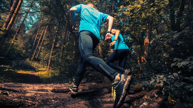 Fotografija: Trail tekaški copati ponujajo več oprijema in stabilnosti, kar je prav tisto, kar potrebujete pri teku po razgibanem terenu in v naravi. FOTO: Mikhail Dudarev/Shutterstock