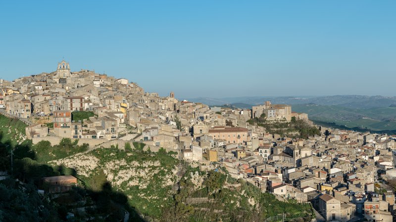 Fotografija: V Mussomeli na Siciliji novi prebivalci (in kupci hiš) prihajajo iz Evrope, Azije in ZDA. FOTO: Wikipedija