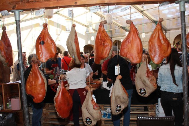 Festival prekmurske šunke in gibanice je samo ena od akcij projekta Gourmet over Mura, ki hoče Pomurje narediti za vrhunsko kulinarično in turistično destinacijo. FOTO: Jože Pojbič/Delo